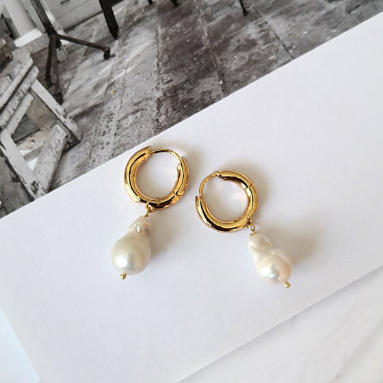 Pearl Drop Earrings (Gold & White)